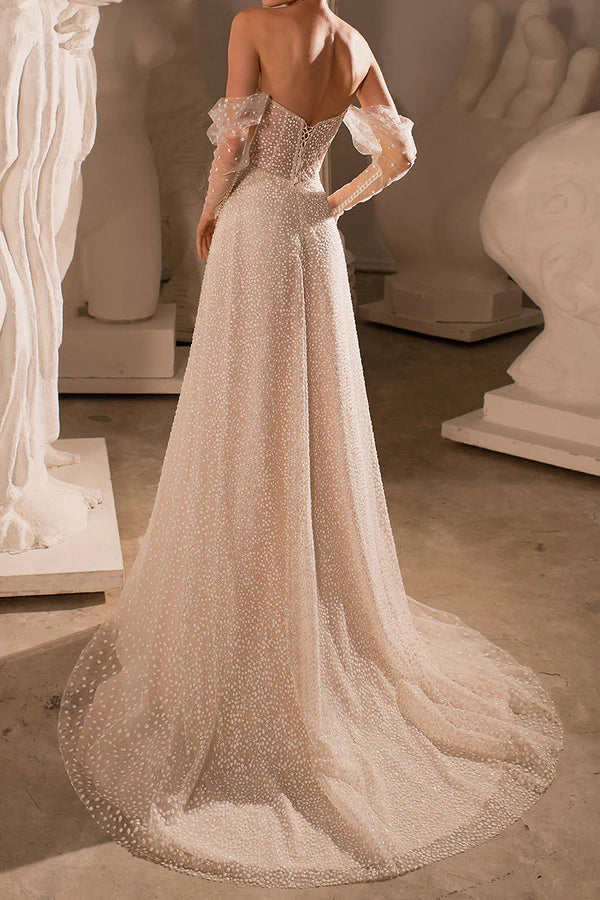 Un encantador vestido de novia bohemio de playa con escote en V profundo combinado con una cola de corte